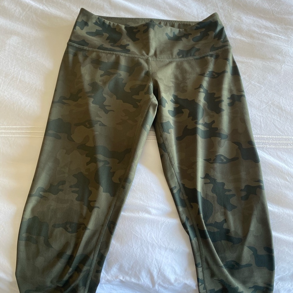 Lululemon size 8 Camo crop legging